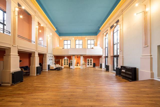 Der Saal mit blauer Decke, Empore und Holzboden