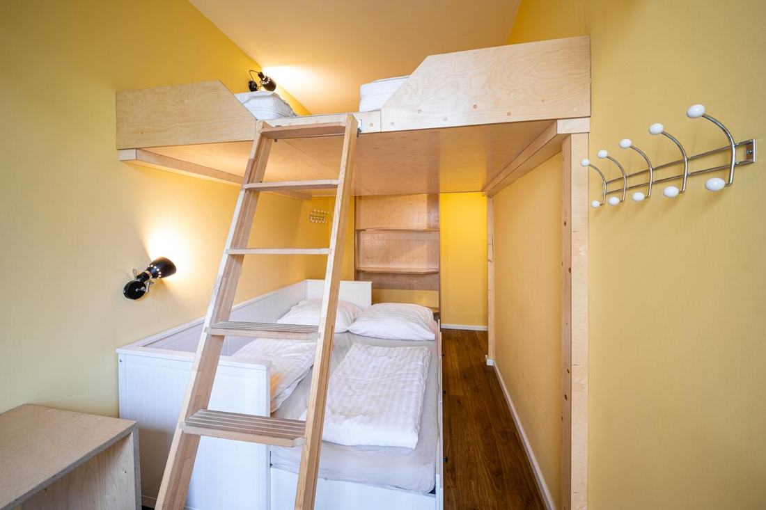 Koje mit Hochbett und Leiter