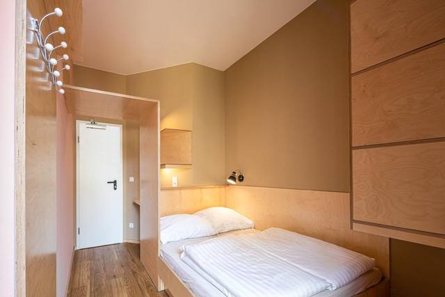 Koje mit Doppelbett, holzverkleidet