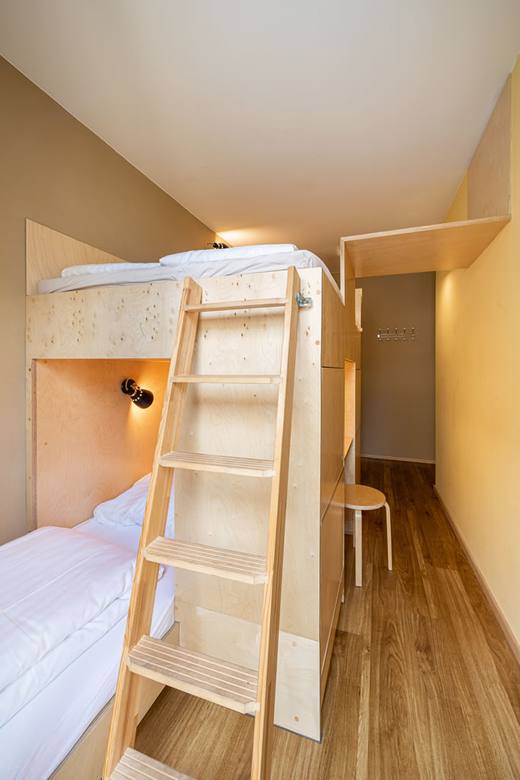 Koje mit Hochbett und Holzleiter