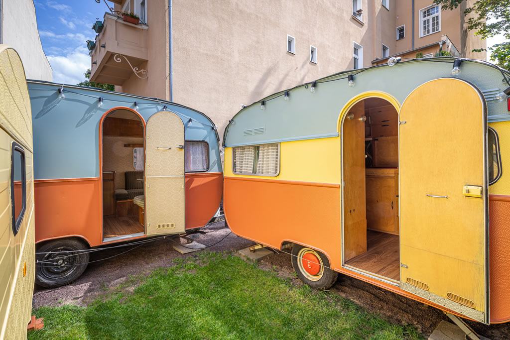 Zwei Oldtimer-Wohnwagen im Hof