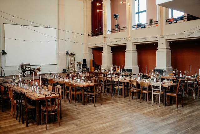 Festlich gedeckter Saal mit Lichterketten