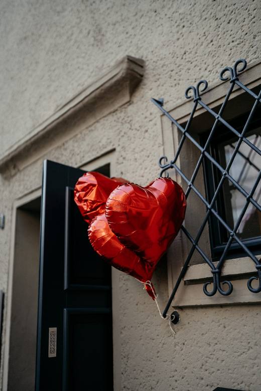 Rote Herzballons am Eingang