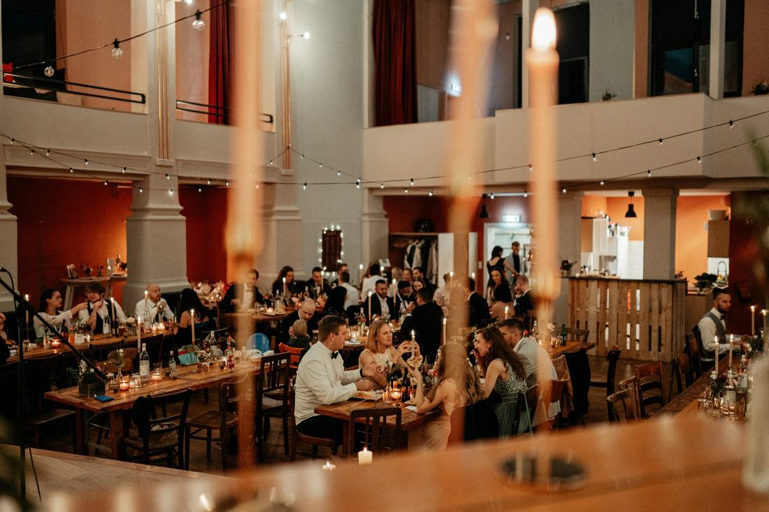 Feier im Saal, von der Empore gesehen
