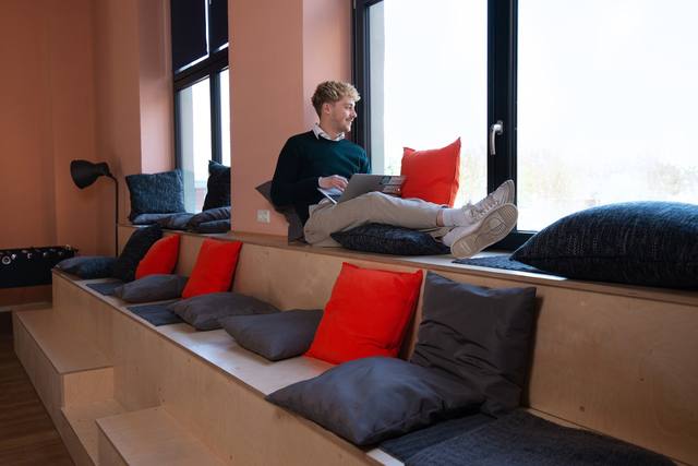 Arbeiten mit Laptop auf der Tribüne