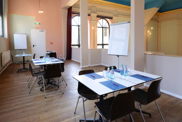 Workshop-Tische mit Flipcharts