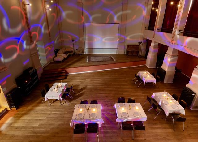 Saal mit bunter Partybeleuchtung